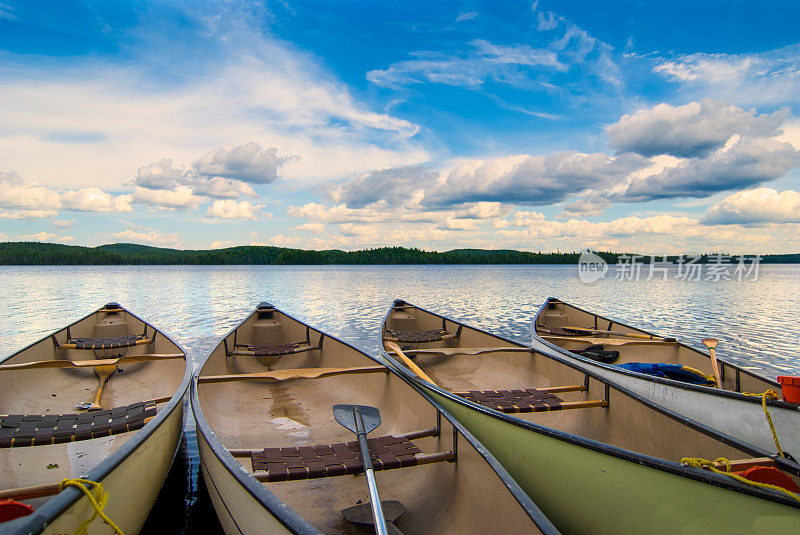 湖上有独木舟