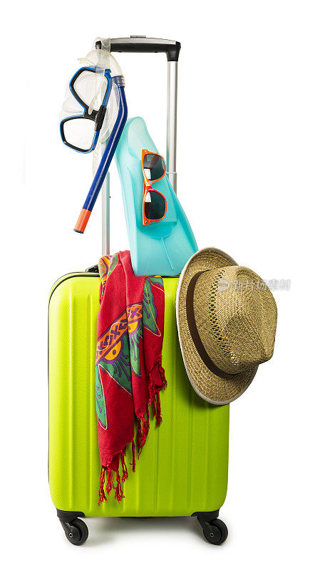 旅行手提箱与帽子和海滩配件孤立在白色