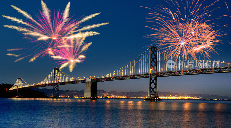 旧金山海湾大桥上的新年焰火