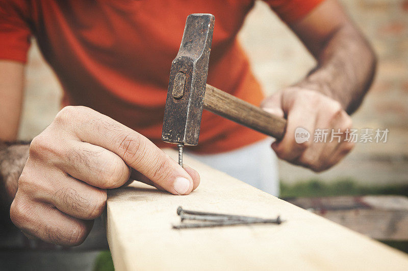 锤子钉子和手近距离射击