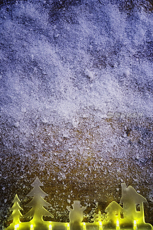 雪和圣诞灯装饰木制背景