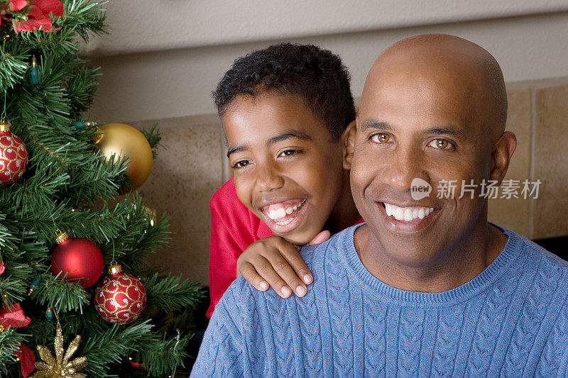 父亲和儿子在圣诞节