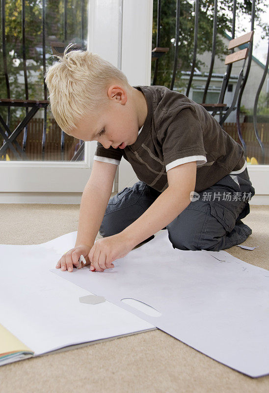 男孩在家画画