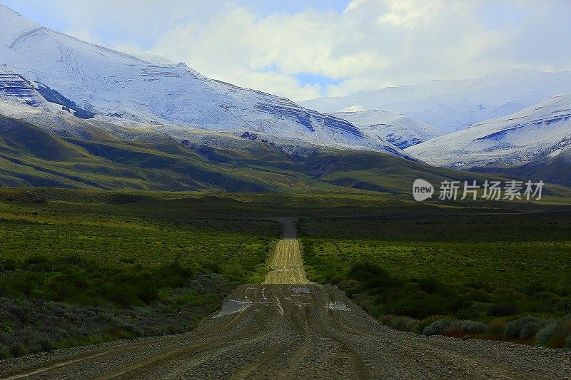 在乡村山路近丘契尼亚尼亚