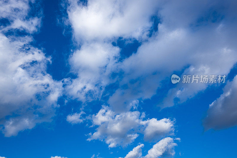白云和清澈的蓝天