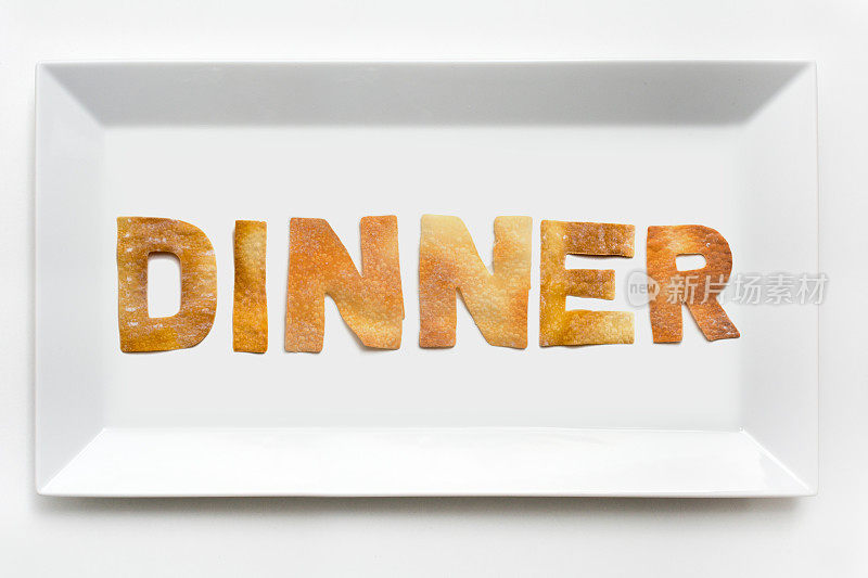 晚餐在糕点字母白瓷长方形盘子
