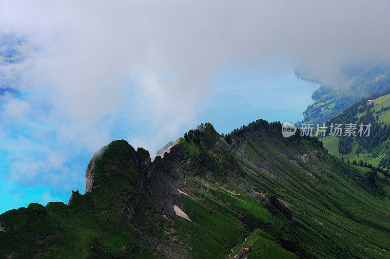 瑞士陡峭的山脊和湖泊