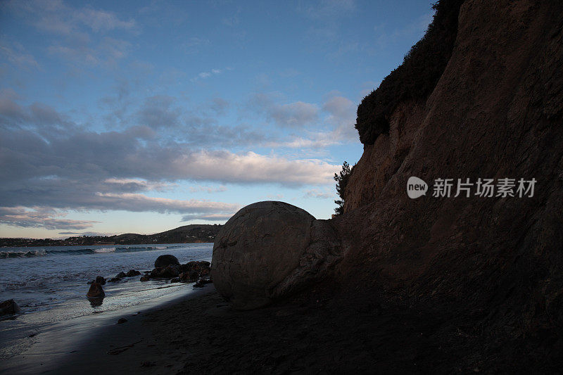 新西兰，Koekohe海滩，日落时的莫拉基巨石