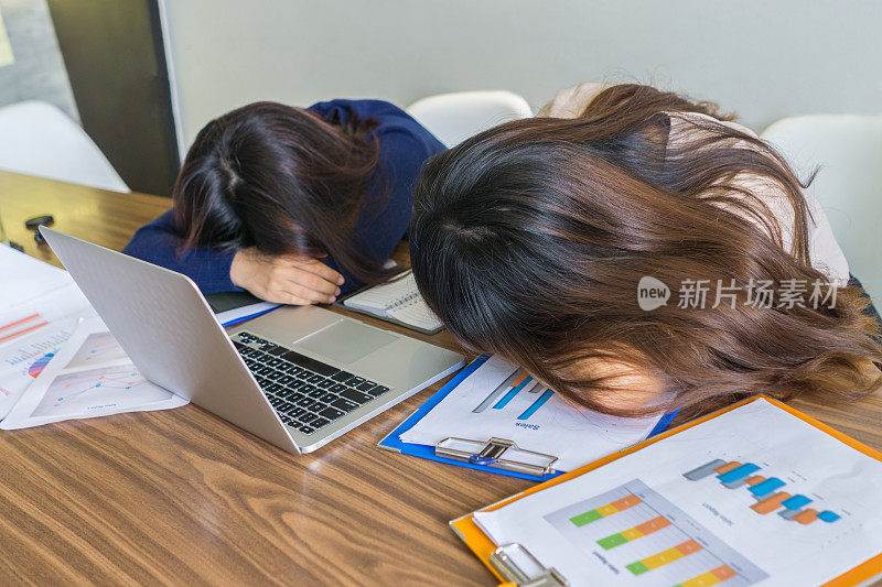 亚洲女性加班后感到疲倦和困倦