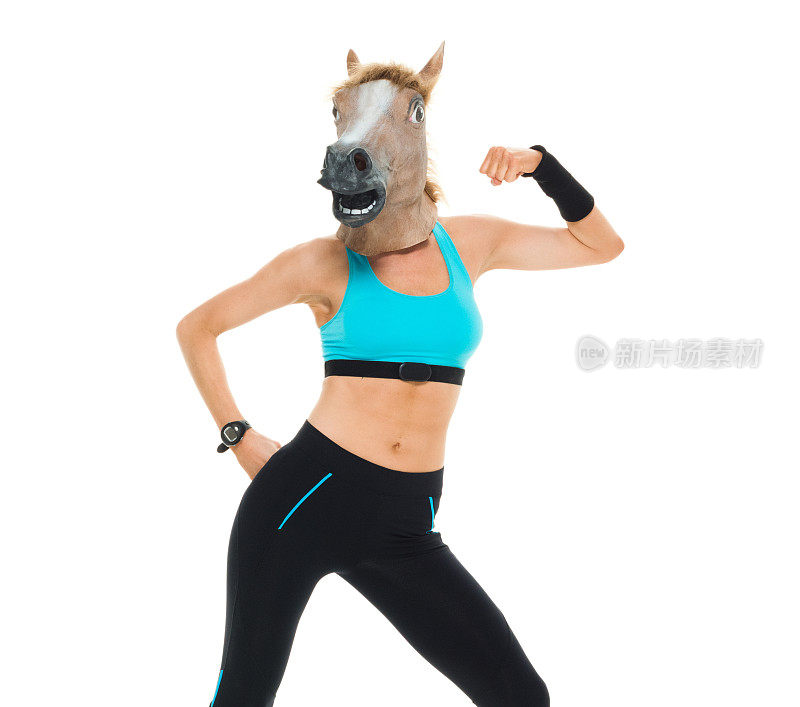 女运动员穿着马的服装和收缩肌肉