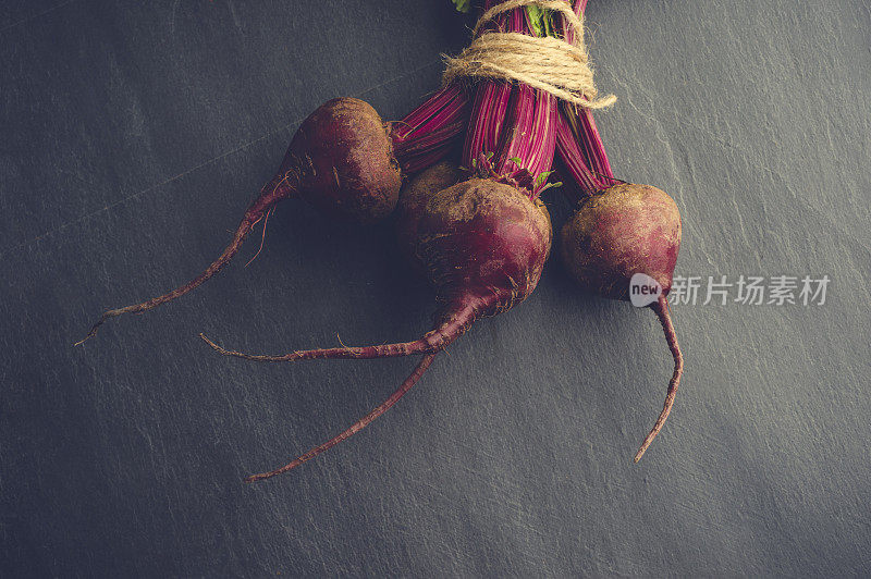 一串用绳子捆起来的农家甜菜。