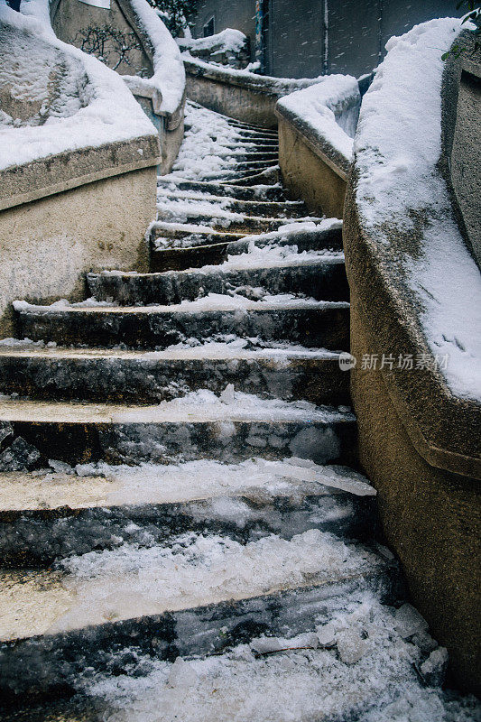 楼梯上有雪