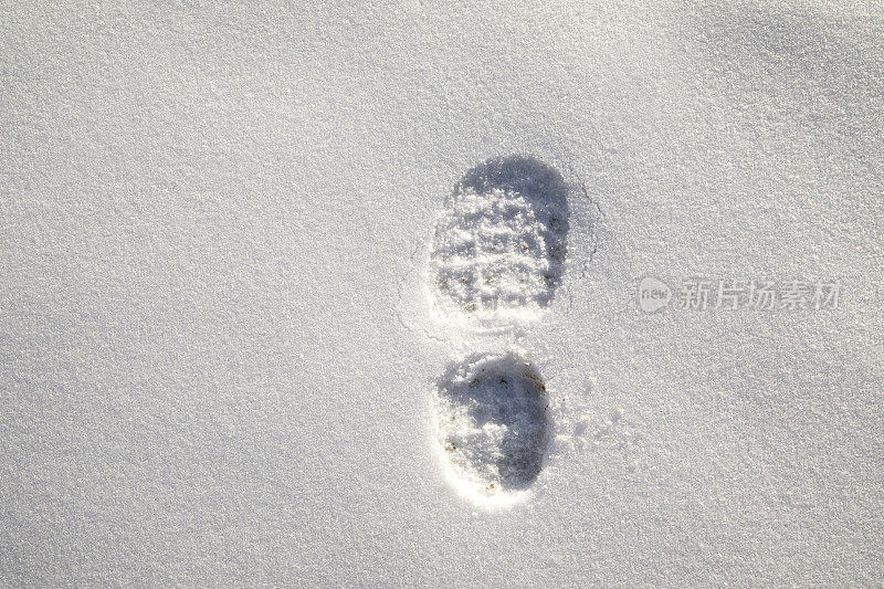 在雪地上的足迹