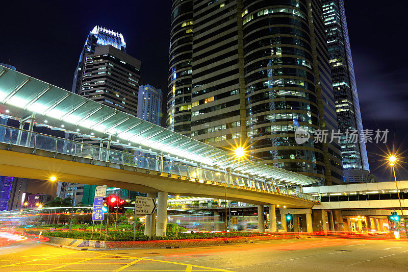 香港市内夜间的交通状况