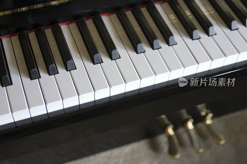 钢琴键盘和踏板