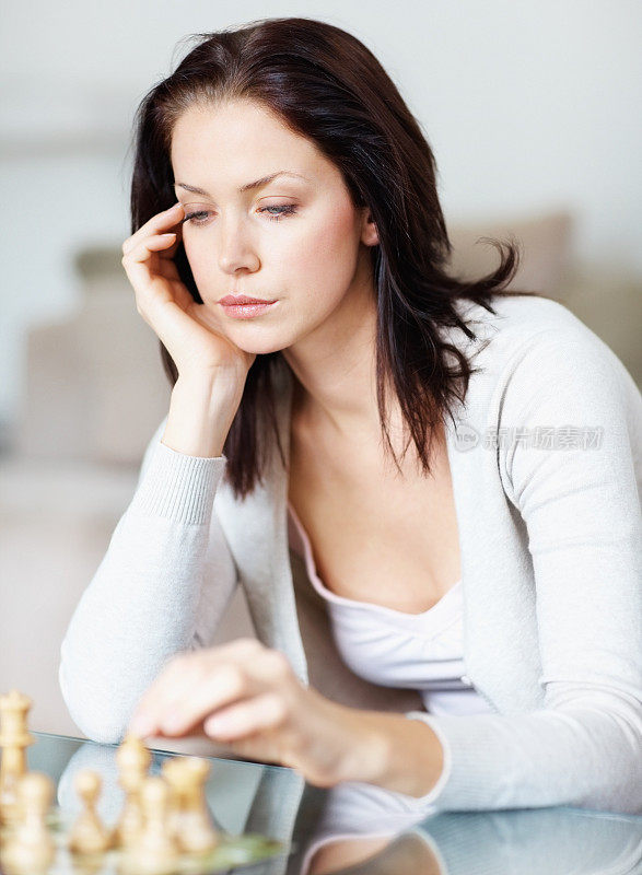 沮丧的年轻女性独自下棋