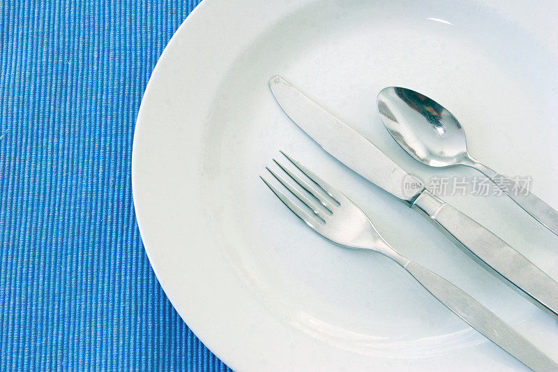 蓝色餐具和盘子