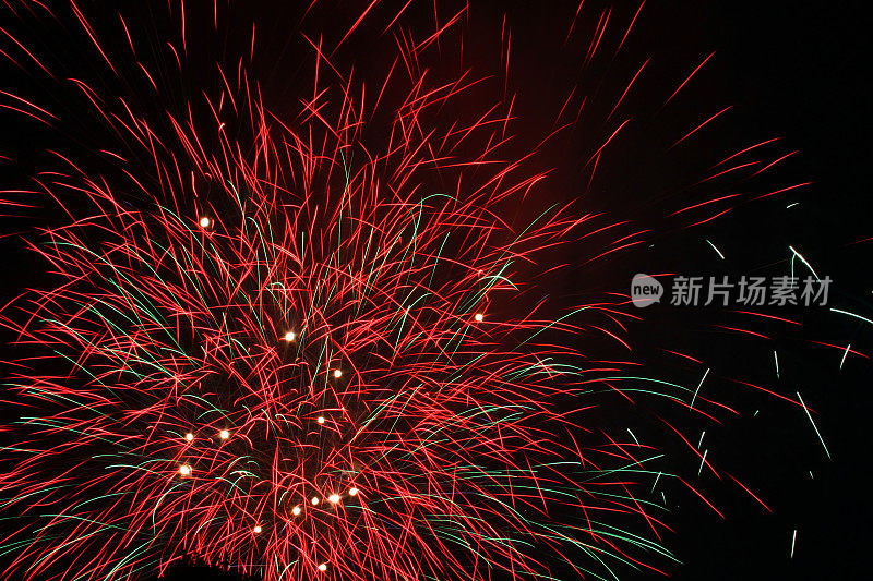 7月4日的红色和绿色烟花