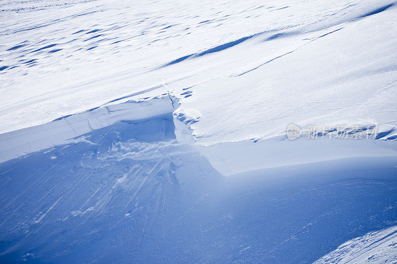 冬季雪崩后，山坡上的积雪被压碎成碎片