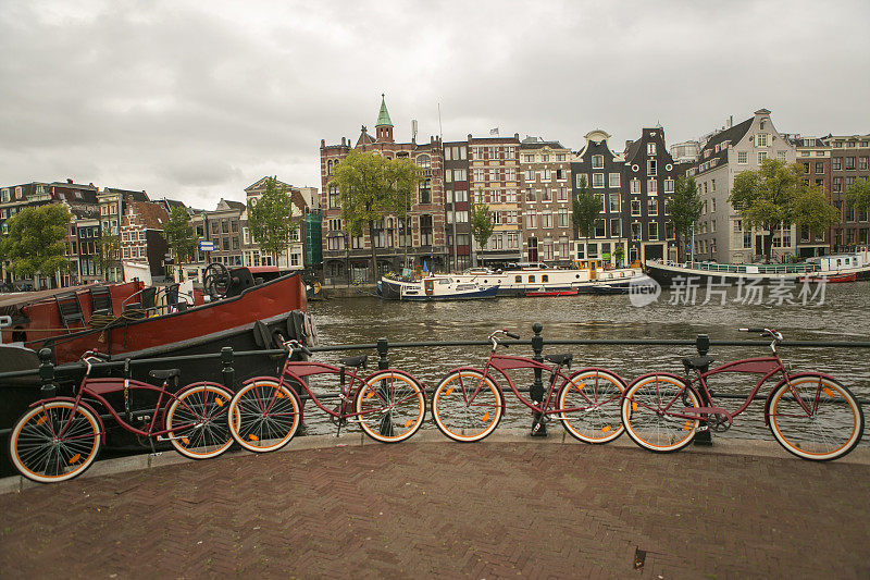 荷兰阿姆斯特丹的水渠价格自行车