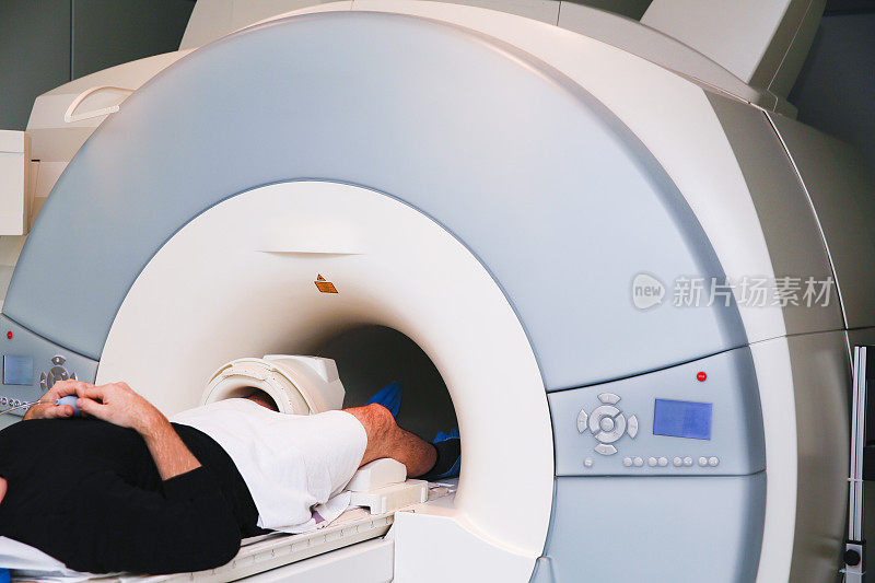 年轻医生和病人进行核磁共振扫描