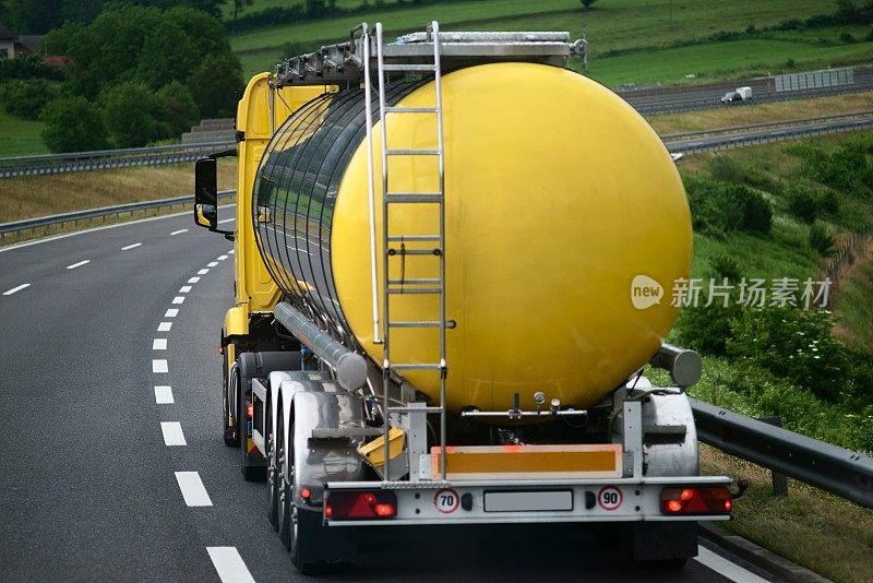 高速公路上的油罐车