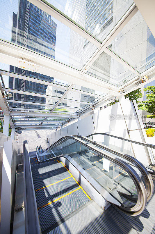 东京商业区的自动扶梯