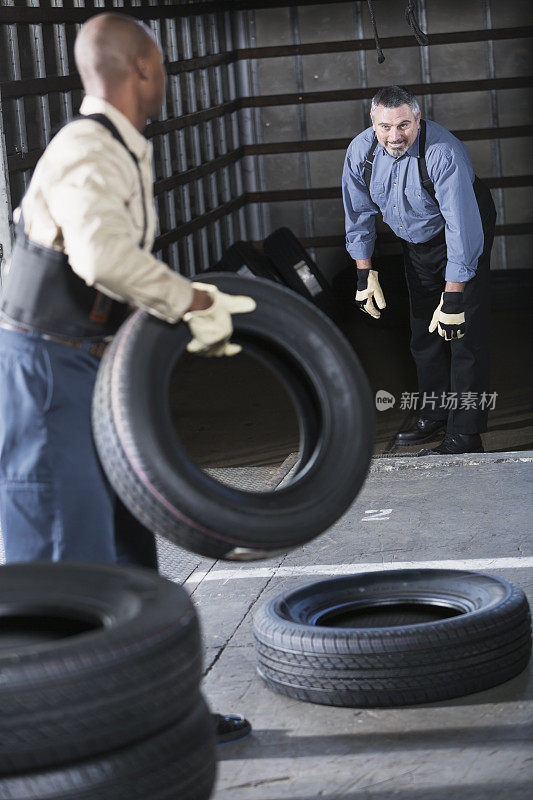 工人装载卡车