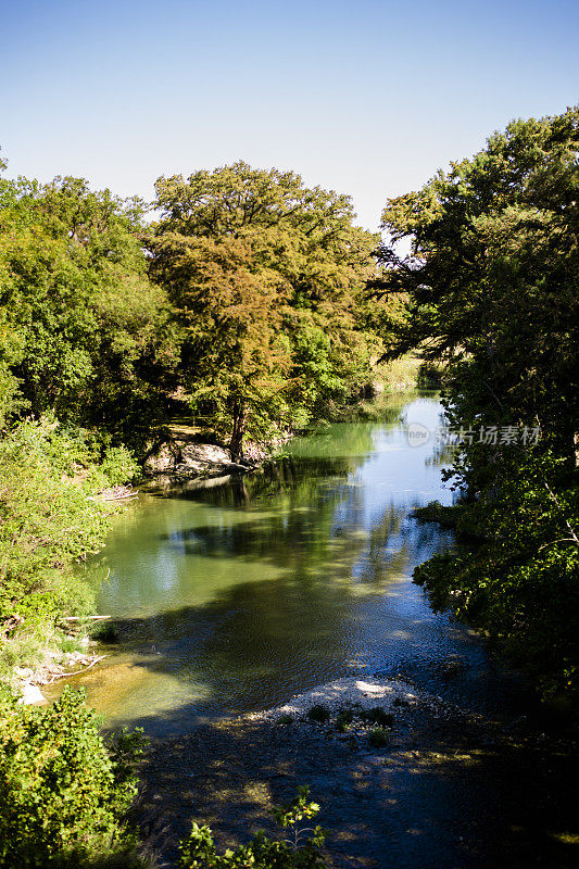 美国德克萨斯州瓜达卢佩河。春、夏季节。