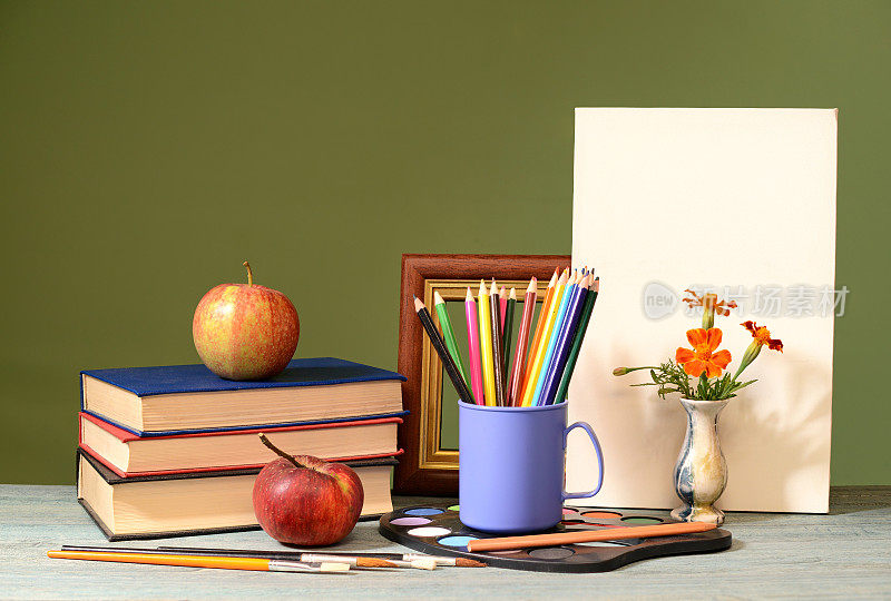 书、苹果、彩色铅笔和油画布