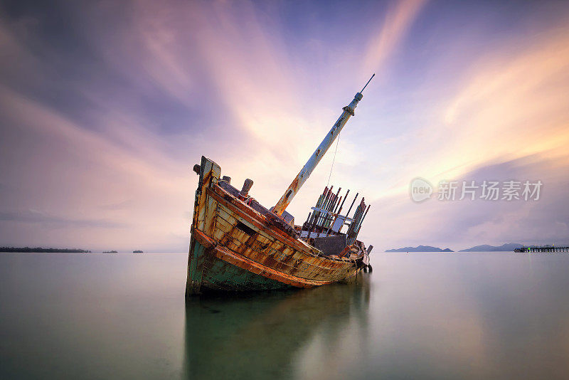 泰国海滩上的旧沉船或被遗弃的沉船。