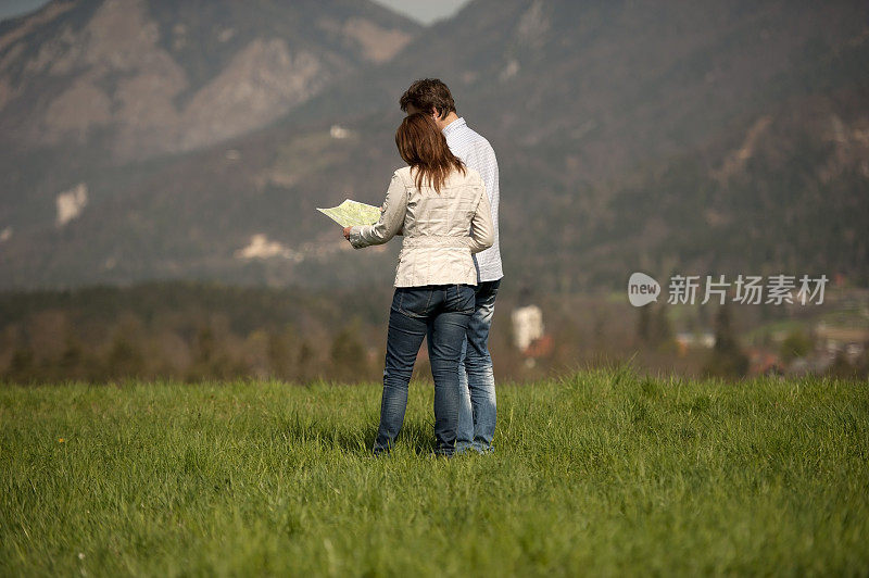 快乐的一对走在草地上