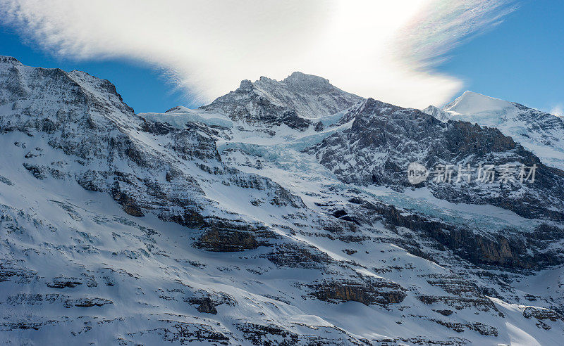阿尔卑斯山峰(少女峰)和一些冰川遗迹。