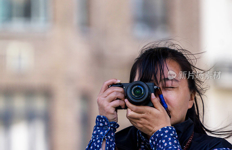 女孩在城市街道上拍照