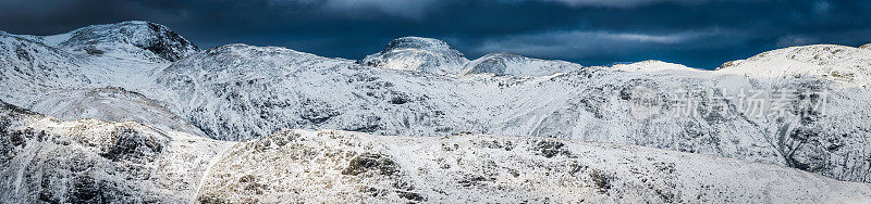 湖区雪山在冬季斯卡费尔大山墙全景