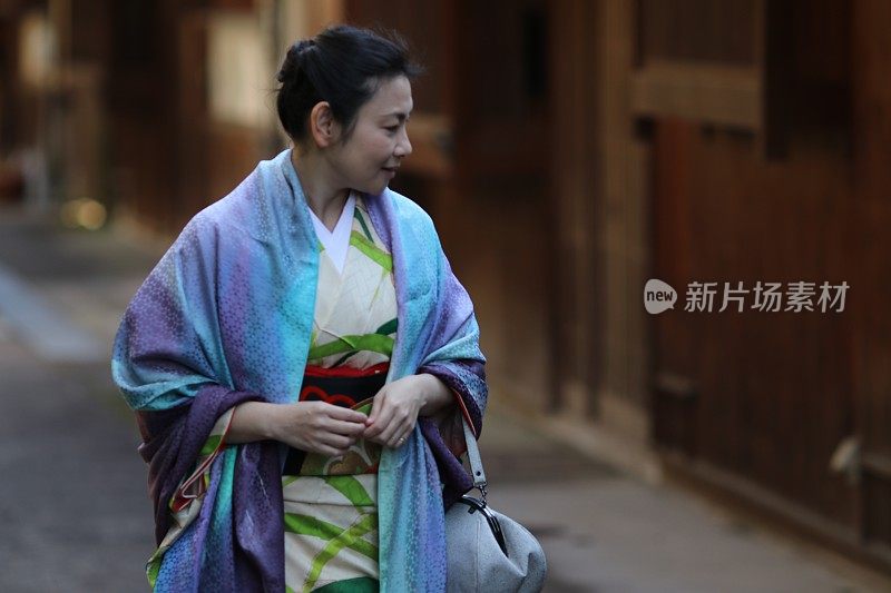 日本寺庙里穿着和服的女士