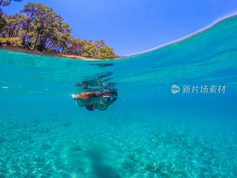 女人在热带海洋水下游泳