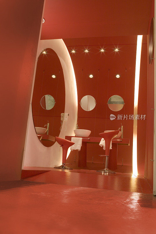 时髦的红色浴室