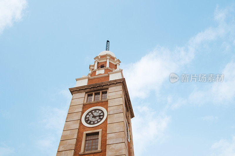 香港的钟楼与蓝天