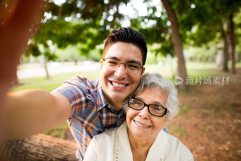 有趣的拉丁祖母和孙子微笑着自拍