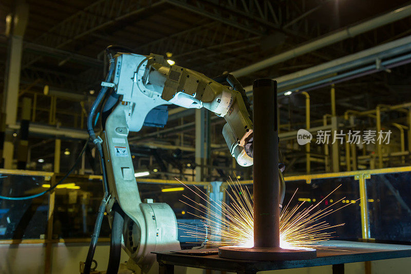 工业机器人正在工厂试运行程序焊接
