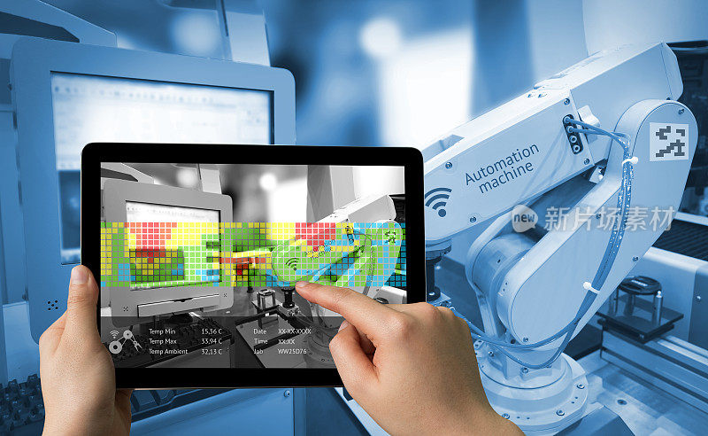 工业4.0概念。带有增强现实屏幕软件的手持式平板电脑和智能工厂背景下的自动化无线机器人手臂的蓝色调