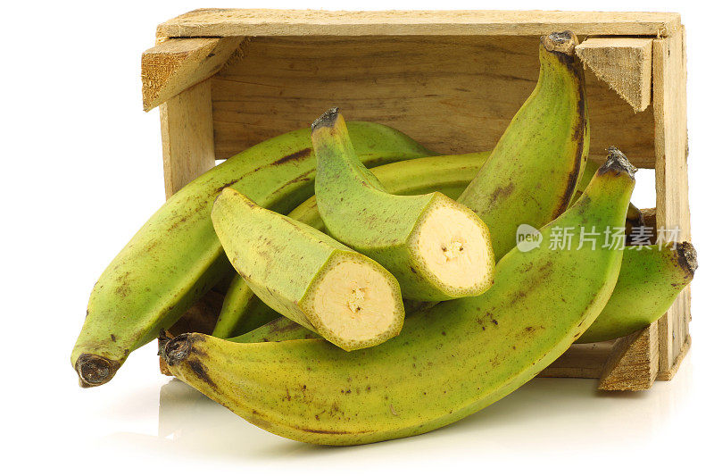 未成熟的烤香蕉(大蕉)和切好的香蕉