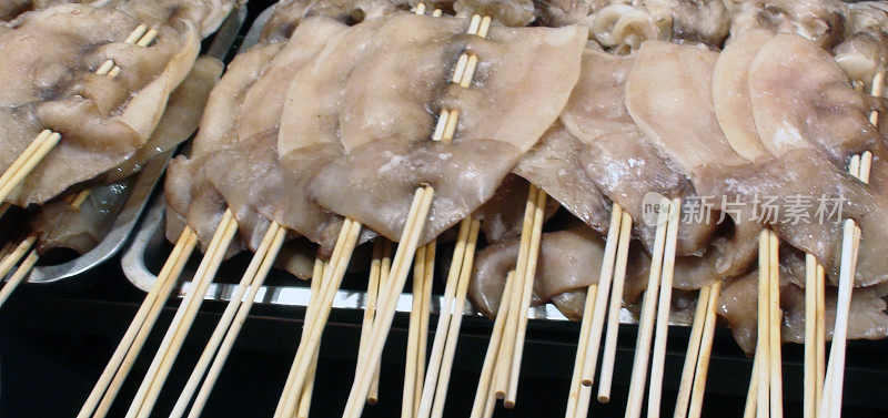 西安当地市场展示的鲜串鱿鱼