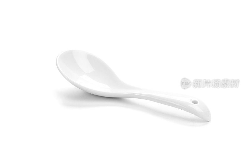 白色陶瓷勺孤立在白色背景上