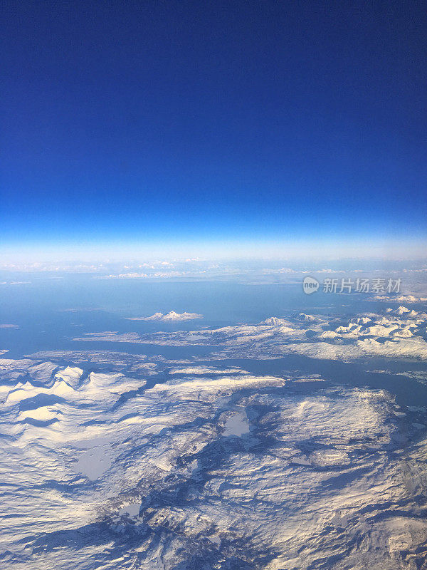 挪威北部冰雪覆盖山脉的鸟瞰图