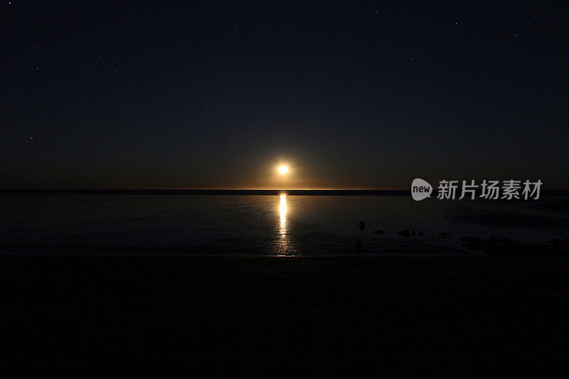 月亮升起在海面上