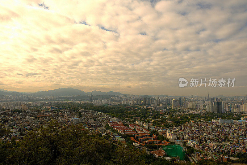 日出时的首尔市景