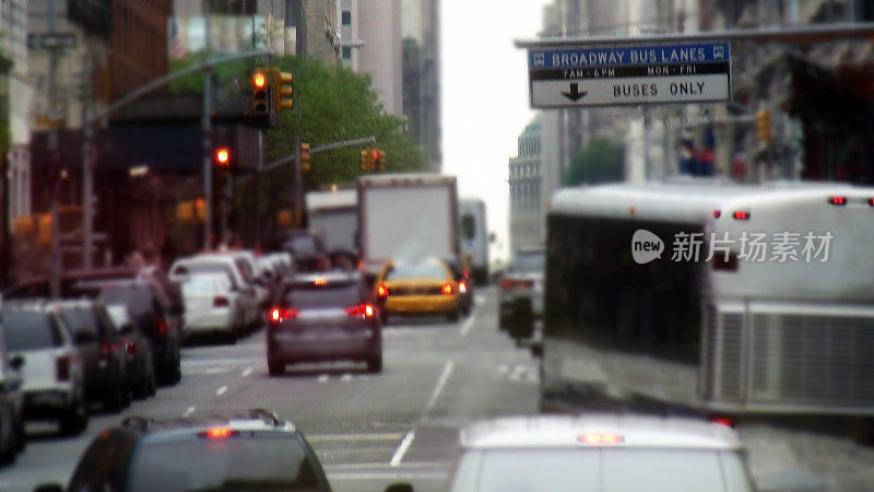 纽约市的道路交通和百老汇公交车道。美国
