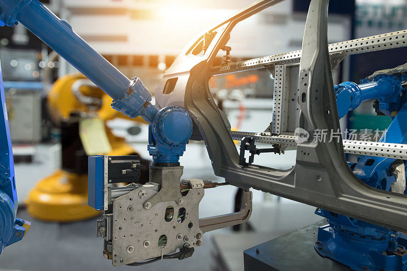 汽车制造生产工业机器，工厂机器人手臂在智能工厂和工业4.0的概念。闪光效果。